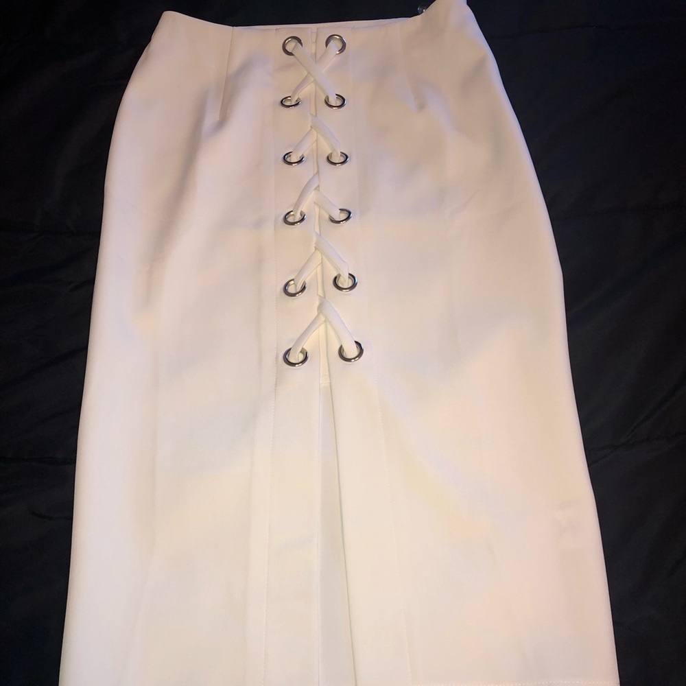WHITE SKIRT